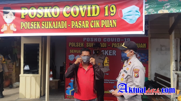 Personil Polsek Sukajadi Bagikan Masker Gratis ke Pedagang dan Pengunjung Pasar Cik Puan