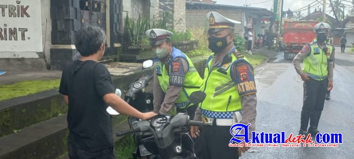 Kendarai Motor Dibawah Umur, Personil Sat Lantas Polres Karangasem Lakukan Penindakan Tilang