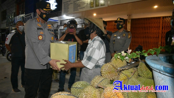 Polresta Pekanbaru Laksanakan Patroli Skala Besar Dan Bagikan Bansos Untuk Masyarakat