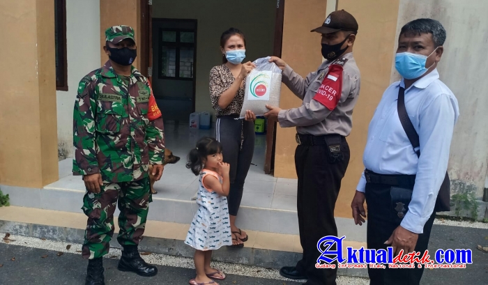 PPKM Diperpanjang Atau Tidak, Bhabinkamtibmas Tetap Salurkan Paket Sembako Pada Masyarakat