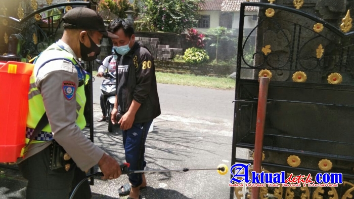 Polsek Tembuku Semprotkan Disinfektan Guna Memutus Rantai Penebaran Covid -19