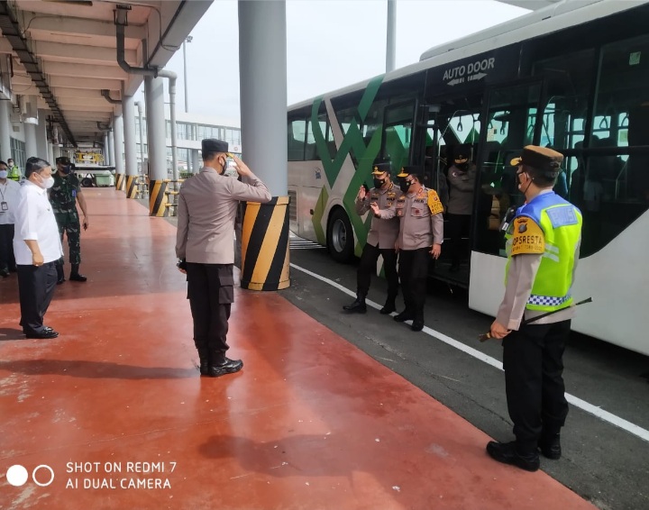 Kapolresta Deliserdang Dampingi Kapolda Sumut Sambut Kedatangan Irwasum Polri di Bandara Kualanamu