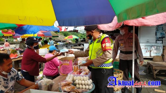 Sasar Pasar Tradisional, Polsek Tegallalang Bagikan Masker
