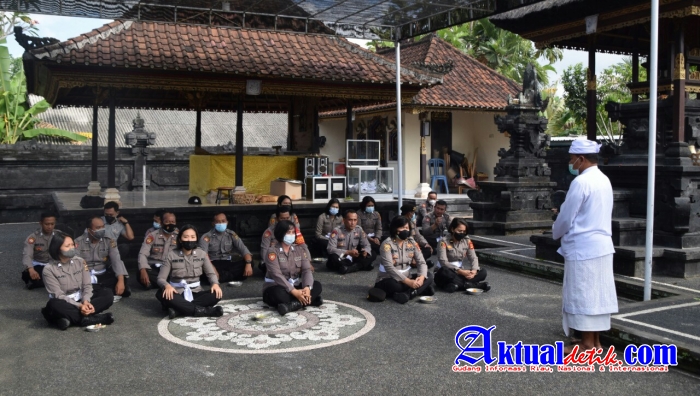 Secara Rutin di Hari Purnama Personil Polres Badung Laksanakan Sembahyang Bersama