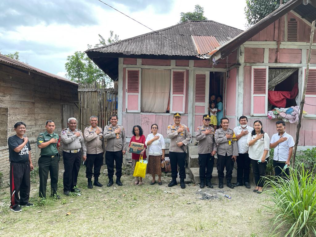 Polres Taput Berikan Bantuan Sosial Kepada Warga Yang Kurang Mampu Dengan Door to Door Sistem.