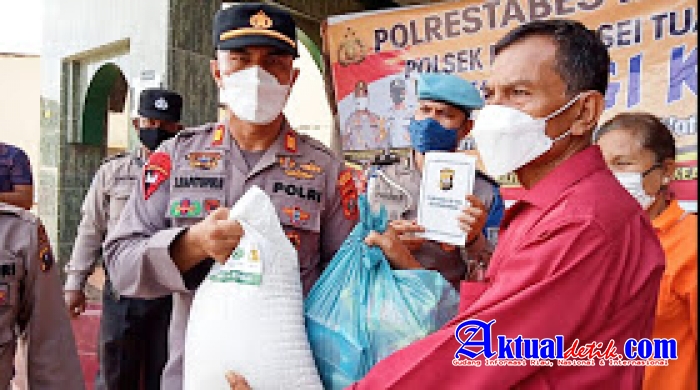 Polsek Percut Seituan Bagi 100 Paket Sembako ke Gereja