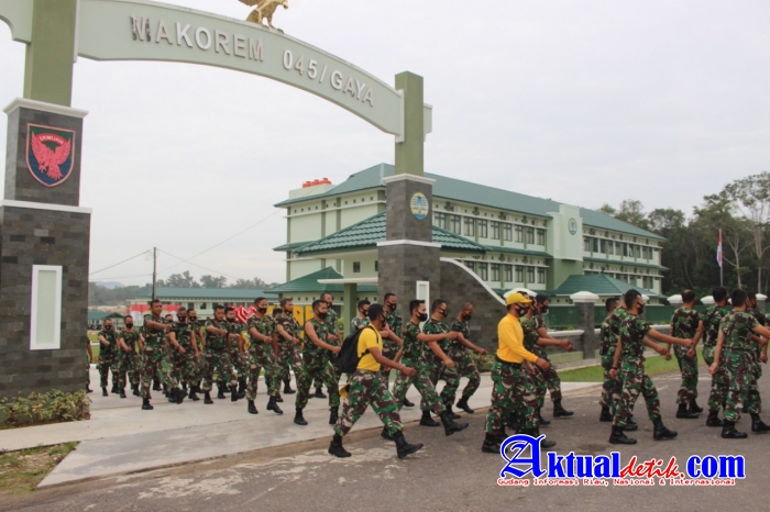 Tingkatkan Imunitas Prajurit Korem 045/Gaya, Danrem Bersama Anggota Tracking ke Bukit Kejora