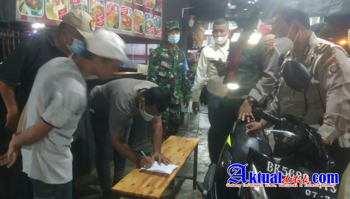 Polsek Medan Didampingi Sekcam Medan Pimpin Apel PPKM Darurat Level 4