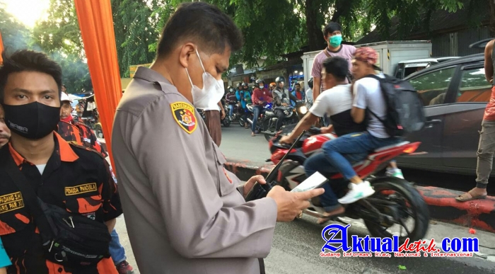 Kapolsek medan Area Tertibkan Acara Bagi Takjil PP Karena Menimbulkan Kemacetan