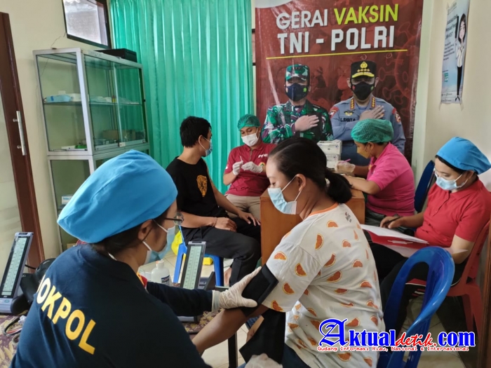 Tak Mengenal Libur, Team Vaksinator Polres Karangasem Tuntaskan Target Masyarakat Tervaksin 70%