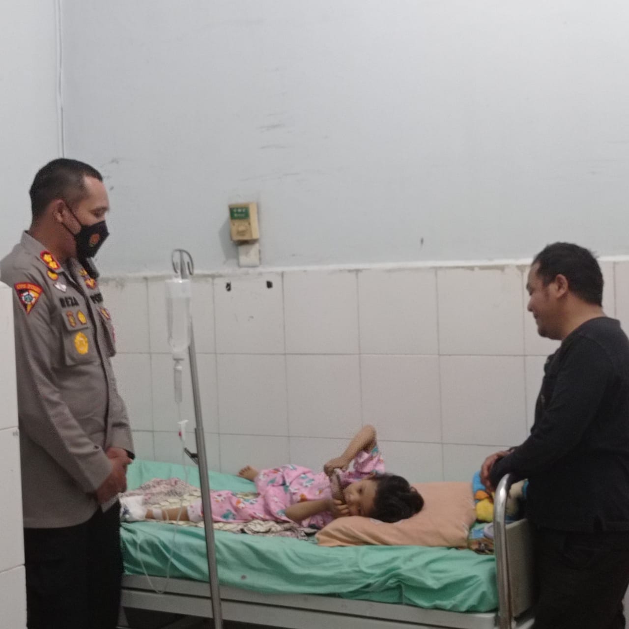 Tetap Semangat Dan Cepat Sembuh Ya Putri" Ucap Kapolres Madina Saat Membesuk Anak Ketua PWI Madina.