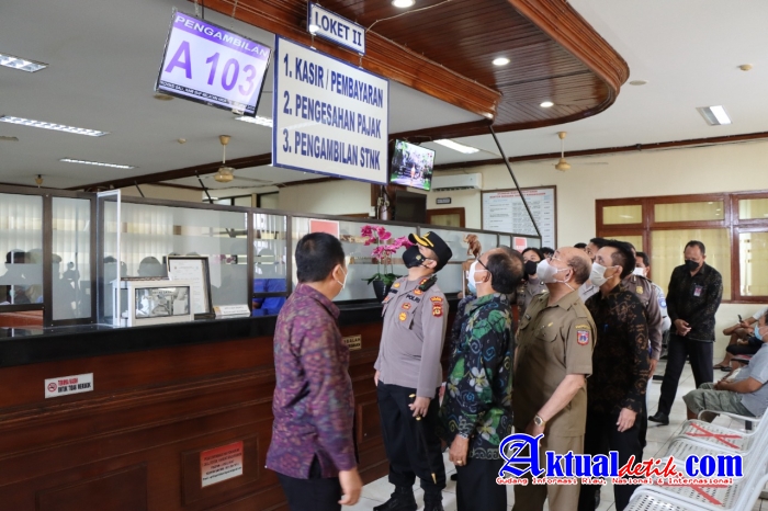 Kapolres Karangasem Dampingi Gubernur Bali, Dalam Kunjungan di Kantor Samsat Kab. Karangasem