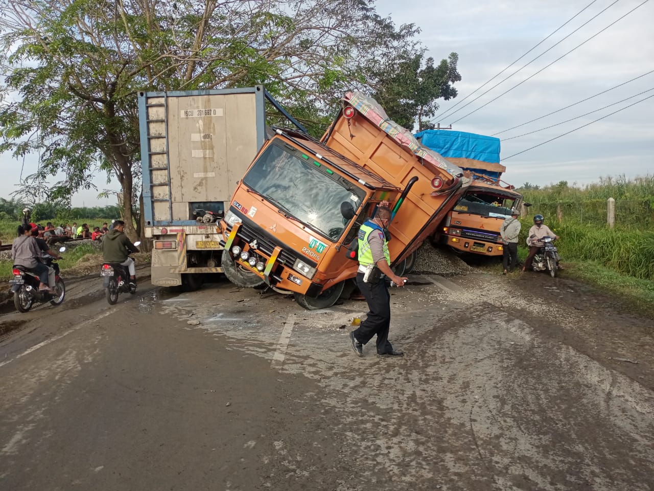 Lagi.....!!! Tabrakan Beruntun di Jalinsum Tualang Perbaungan