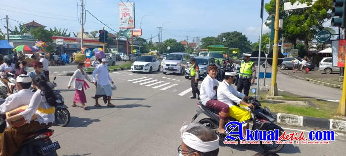 Personel Polsek Gianyar Giat Pengamanan Upacara Nangluk Merana di Pantai Lebih