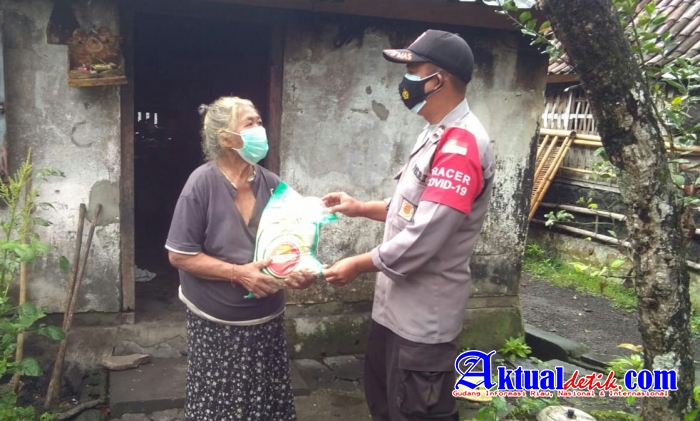 Bhabinkamtibmas dan Cadangan Samapta Salurkan Bansos Pada Masyarakat Kurang Mampu