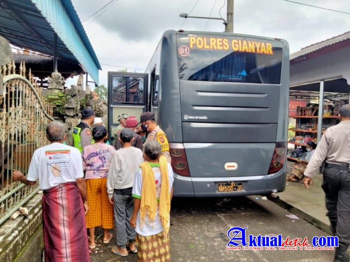 Polres Gianyar Jemput 78 Lansia Untuk Melaksanakan Vaksinasi Melalui Gerai Vaksin Presisi