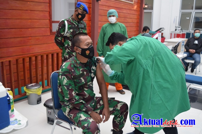 Danrem 045/Garuda Jaya Terima Suntikan Vaksin Sinovac Kedua Kali