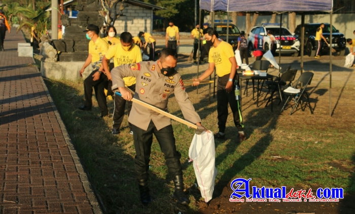 Rangkaian Hari Bhayangkara Ke-75, Polres Gianyar Gelar Bakti Sosial Di Pantai Cucukan