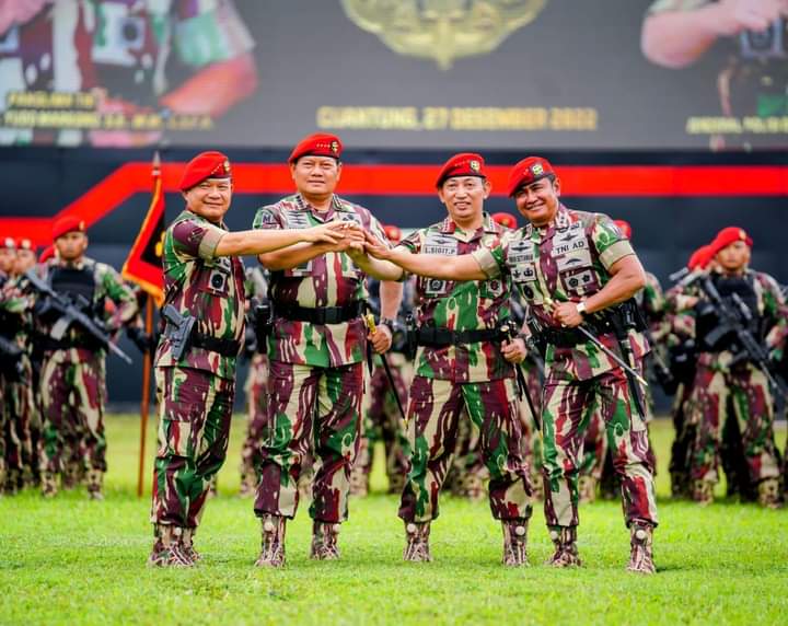 Disematkan Baret Merah Kopassus, Kapolri Jangan Ragukan Sinergisitas TNI Polri Jaga NKRI