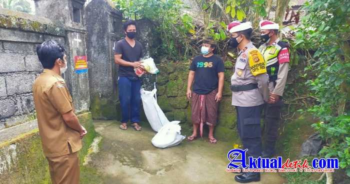 Peduli Warga Laksanakan Isoman, Kabag Ops Polres Gianyar Berikan Paket Sembako