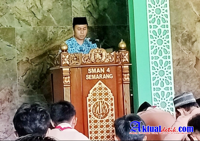Shalat Jumat Di Masjid At Taqwa SMAN 4 Semarang Bersama Ustad M.Safiul Umam,S.Pd 