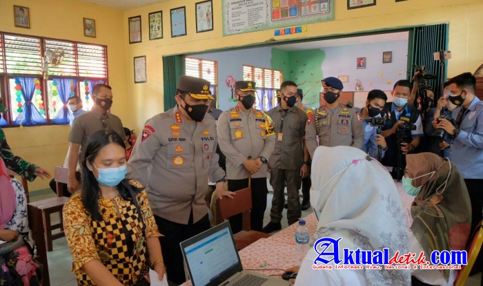 Kunjungi Posko PPKM Umban Sari, Wakapolri Komjen Gatot Ajak Warga Patuh Prokes