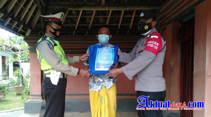 Polri Peduli Dalam Berbagi, Polsek Tampaksiring Salurkan Bantuan Paket Sembako Kepada Masyarakat