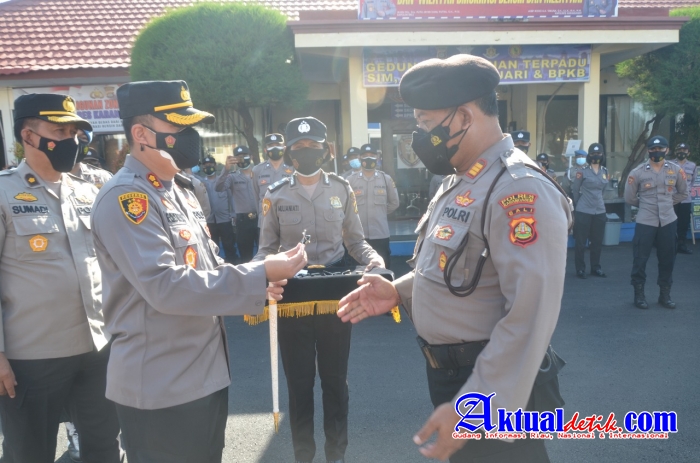 Usai Apel Jam Pimpinan, Kapolres Karangasem Serahkan Mobil Dinas Yang Dilengkapi Audio Visual
