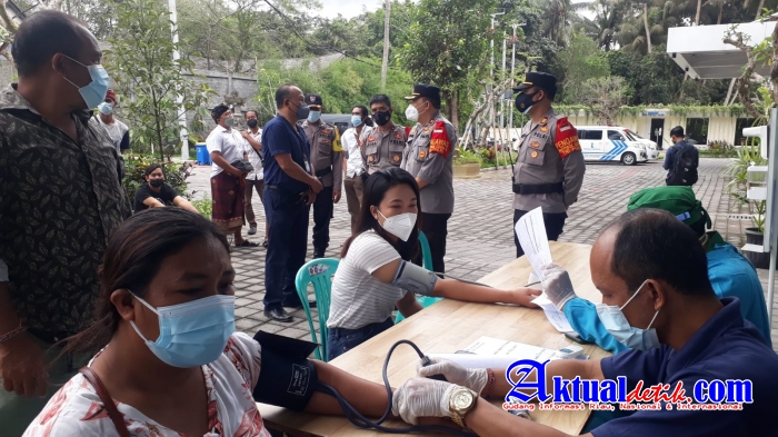 Kebut Vaksinasi Masyarakat, Polres Gianyar Bekerja sama Dengan Kenak Medika Klinik Buka Gerai Vaksin