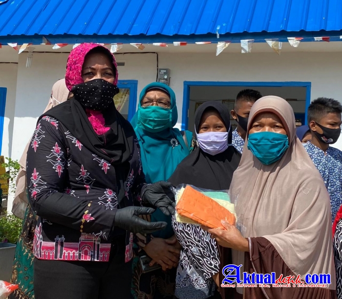 Hj Misnarni Syamsuar Kunjungi Warga, Berikan Bantuan Beras, Masker, Dan Sembako