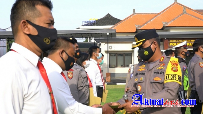 Kapolres Klungkung Berikan Penghargaan terhadap 13 Personel Yang Berprestasi