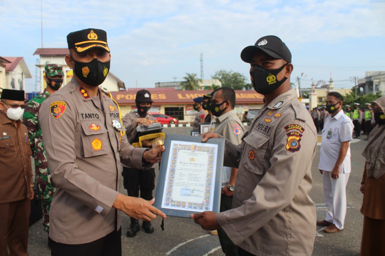 Kapolres Lhokseumawe Berikan Penghargaan Kepada Petugas dan Intansi Terkait Penanganan Covid-19