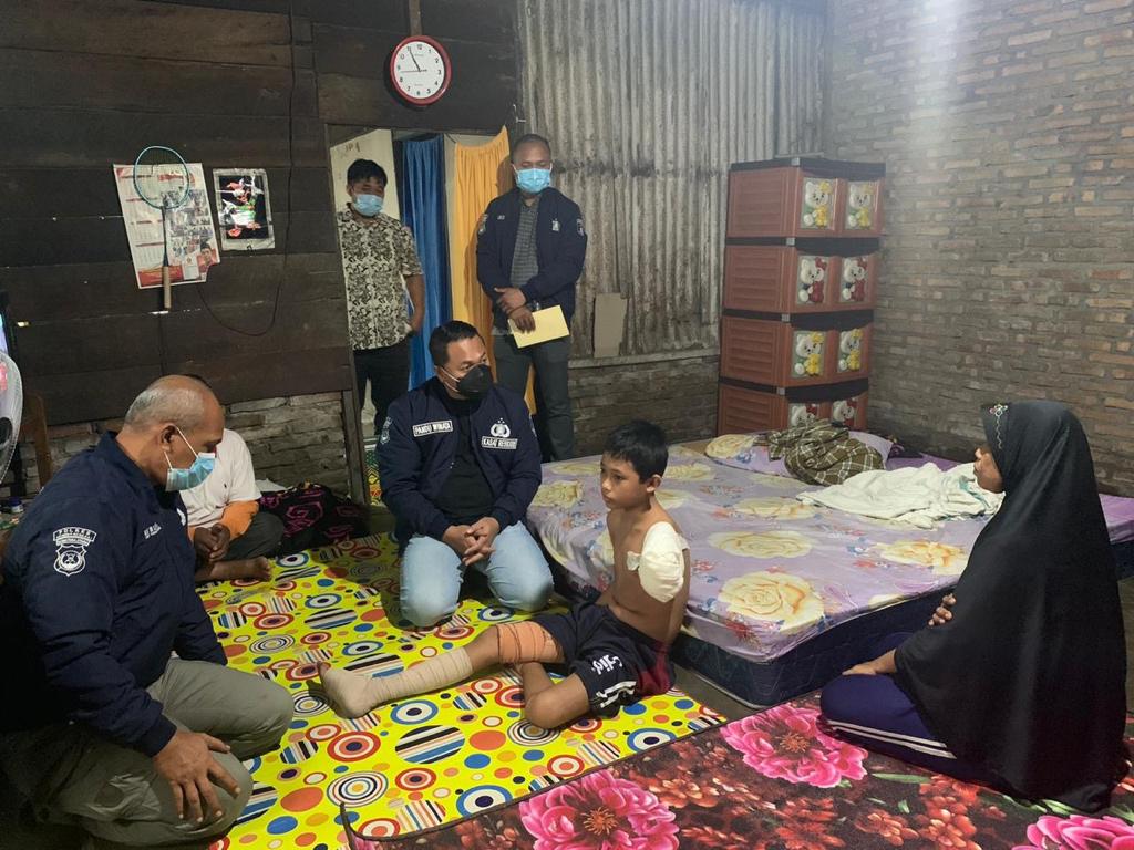 AKP Pandu Winata Santuni Pelajar MTS Korban Tersengat Kabel Listrik Tegangan Tinggi