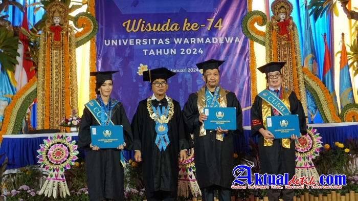 Unwar Lepas 256 Wisudawan Pada Upacara Wisuda Ke-74 Periode I 2024