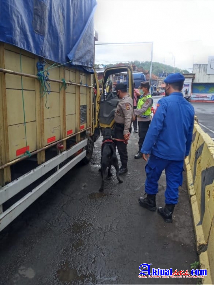 Atensi Giat Bongkar Muat Kapal Ferry di Pelabuhan Padangbai, Polres Karangasem Perketat Pemeriksaan