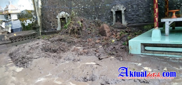 Hujan Deras, Tebing Belakang Pura Taman Bagenda Br. Peteluan Jebol Kenai Bangunan Piyasan