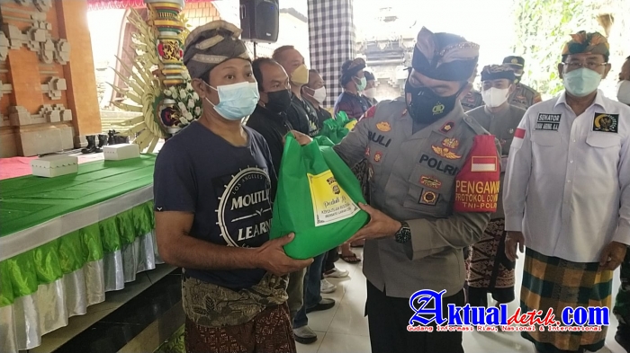 Kapolsek Abiansemal Bersama Anggota DPD RI Melaksanakan Bansos di Desa ADYC