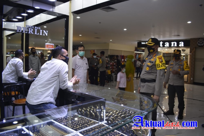 Hari Kedua Libur Nasional, Kapolresta Kembali Kunjungi Pusat Perbelanjaan di Kota Pekanbaru