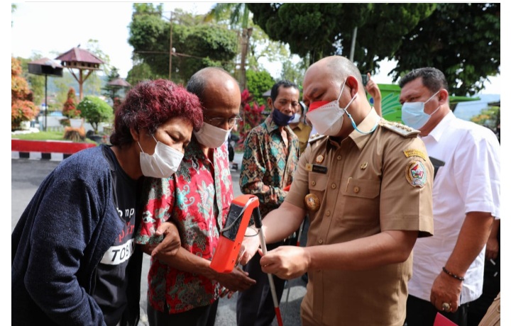 Bupati Taput Memberikan Bantuan Atensi Khusus Penyandang Disabilitas yang Berwirausaha Bupati Taput 