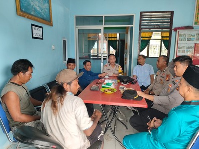 Dengarkan Langsung Keluhan Warga, Kapolsek Sabak Auh Gelar Jumat Curhat