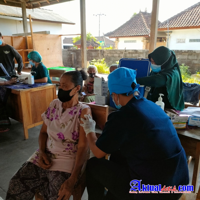 Tinggalkan Pandemi Menuju Endemi, Vaksinator Polres Karangasem Jaring Masyarakat Untuk di Vaksinasi