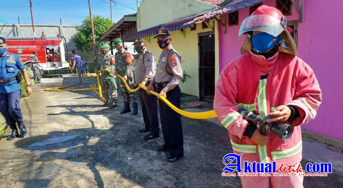 Polres PematangSiantar Dan TNI Laksanakan Penyemprotan Disinfektan