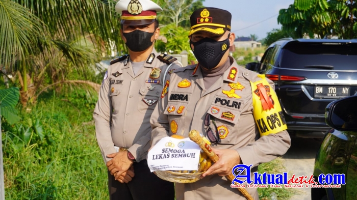 Pemberian Bingkisan Oleh Kapolres Pelalawan