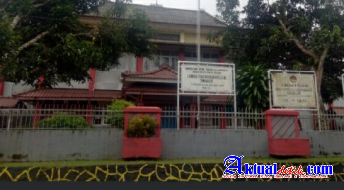 Belum Menjalani Dua Pertiga Masa Tahanan Napi Lapas Bukit Semut Terlihat Warga Bebas Berkeliaran