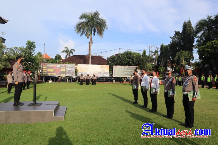 Laksanakan Apel Pagi, Polres Gianyar Berikan Reward 36 Anggota Berprestasi