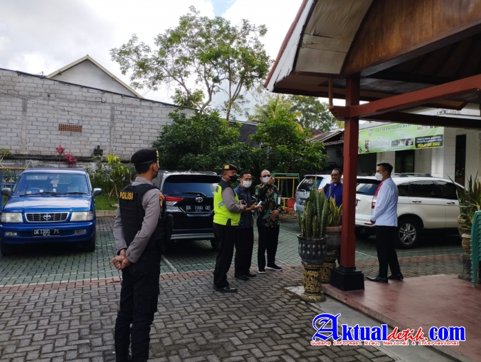 Personil Polsek Bangli Atensi Kegiatan Ibadah Umat Kristiani di Gereja Marga Rahayu