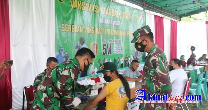 Danrem 045/Garuda Jaya Tinjau Serbuan Vaksinasi Tahap Ketiga Hari Kedua