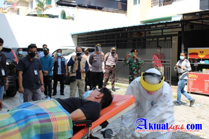 Kapolresta Pekanbaru Jemput Warga Positif Covid-19 yang Isolasi Mandiri Dirumah