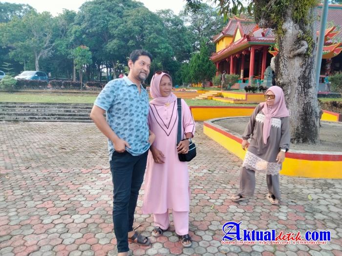 Berada di Pantai Pasir Aktor Senior Billy Boedjonger Diserbu Ibu-ibu PGK Ada Apa Gerangan