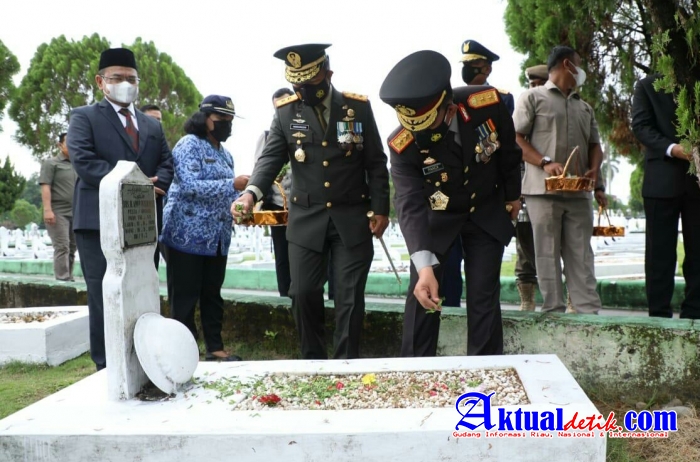 Jelang HUT Provinsi Sumut ke-73, Irjen Pol Panca Putra Ziarah Taman Makam Pahlawan